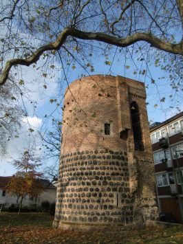 Neuss : Promenadenstraße, Blutturm, der einzige erhalten gebliebene der zahlreichen Halbrundtürme der mittelalterlichen Stadtbefestigung